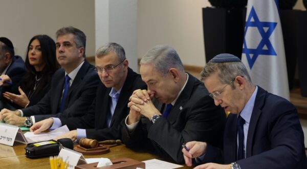 epa11033756 Israeli Prime Minister Benjamin Netanyahu (2-R) chairs a Cabinet meeting at the Kirya, which houses the Israeli Ministry of Defence, in Tel Aviv, Isreal, 17 December 2023.  EPA/MENAHEM KAHANA / POOL