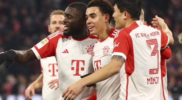 epa11034967 Munich's Kim Min-jae (R) celebrates with teammates after scoring the 3-0 goal during the German Bundesliga soccer match between FC Bayern Munich and VfB Stuttgart in Munich, Germany, 17 December 2023.  EPA/ANNA SZILAGYI CONDITIONS - ATTENTION: The DFL regulations prohibit any use of photographs as image sequences and/or quasi-video.