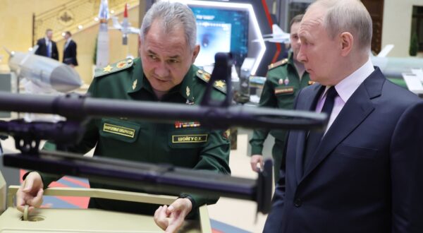epa11037327 Russian President Vladimir Putin (R) and Defence Minister Sergei Shoigu (L) attend a military gear exhibition at the Russian National Defence Control Centre, after an expanded meeting of the Russian Defence Ministry Board in Moscow, Russia, 19 December 2023.  EPA/MIKHAIL KLIMENTYEV  / SPUTNIK / KREMLIN POOL MANDATORY CREDIT