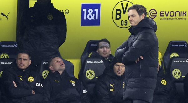 epa11037774 Dortmund's head coach Edin Terzic (R) looks on during the German Bundesliga soccer match between Borussia Dortmund and 1. FSV Mainz 05 in Dortmund, Germany, 19 December 2023.  EPA/CHRISTOPHER NEUNDORF CONDITIONS - ATTENTION: The DFL regulations prohibit any use of photographs as image sequences and/or quasi-video.