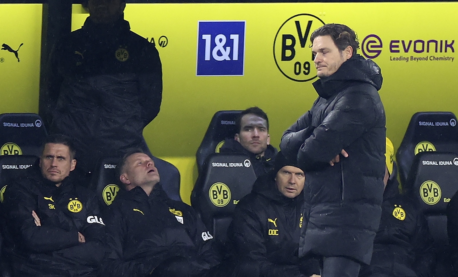 epa11037774 Dortmund's head coach Edin Terzic (R) looks on during the German Bundesliga soccer match between Borussia Dortmund and 1. FSV Mainz 05 in Dortmund, Germany, 19 December 2023.  EPA/CHRISTOPHER NEUNDORF CONDITIONS - ATTENTION: The DFL regulations prohibit any use of photographs as image sequences and/or quasi-video.