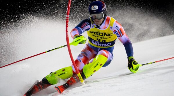 epa11041235 Filip Zubcic of Croatia clears a gate during the first run of the Men's Slalom race at the FIS Alpine Skiing World Cup in Madonna di Campiglio, Italy, 22 December 2023.  EPA/ANDREA SOLERO