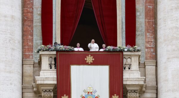 epa11043874 Pope Francis leads the Urbi et Orbi prayer from the balcony of Saint Peter's Basilica in the Vatican on the occasion of Christmas, Vatican City, 25 December 2023.  EPA/FABIO FRUSTACI