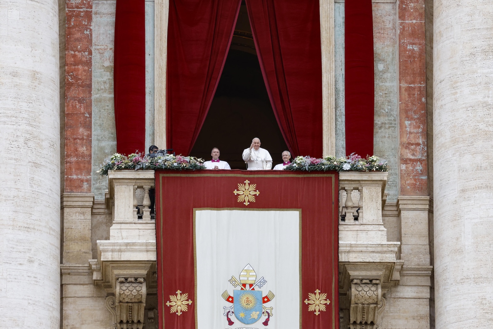 epa11043874 Pope Francis leads the Urbi et Orbi prayer from the balcony of Saint Peter's Basilica in the Vatican on the occasion of Christmas, Vatican City, 25 December 2023.  EPA/FABIO FRUSTACI