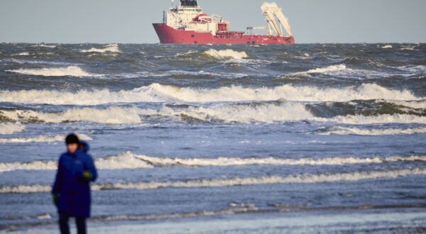 epa11044600 The salvage ship Assister sails along Blokhus Strand on the West Coast in North Jutland, Denmark, 26 December 2023. The salvage ship is hired by Maersk to locates and pick the containers after a Maersk ship dropped 46 containers off the coast between Bulbjerg and Svinkloev in the northwestern part of Jutland during storm Pia.  EPA/Claus Bjoern Larsen  DENMARK OUT