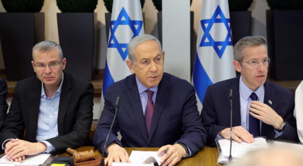 epa11050147 Israeli Prime Minister Benjamin Netanyahu (C) attends the weekly cabinet meeting at the the Kirya military base in Tel Aviv, Israel, 31 December 2023.  EPA/ABIR SULTAN / POOL