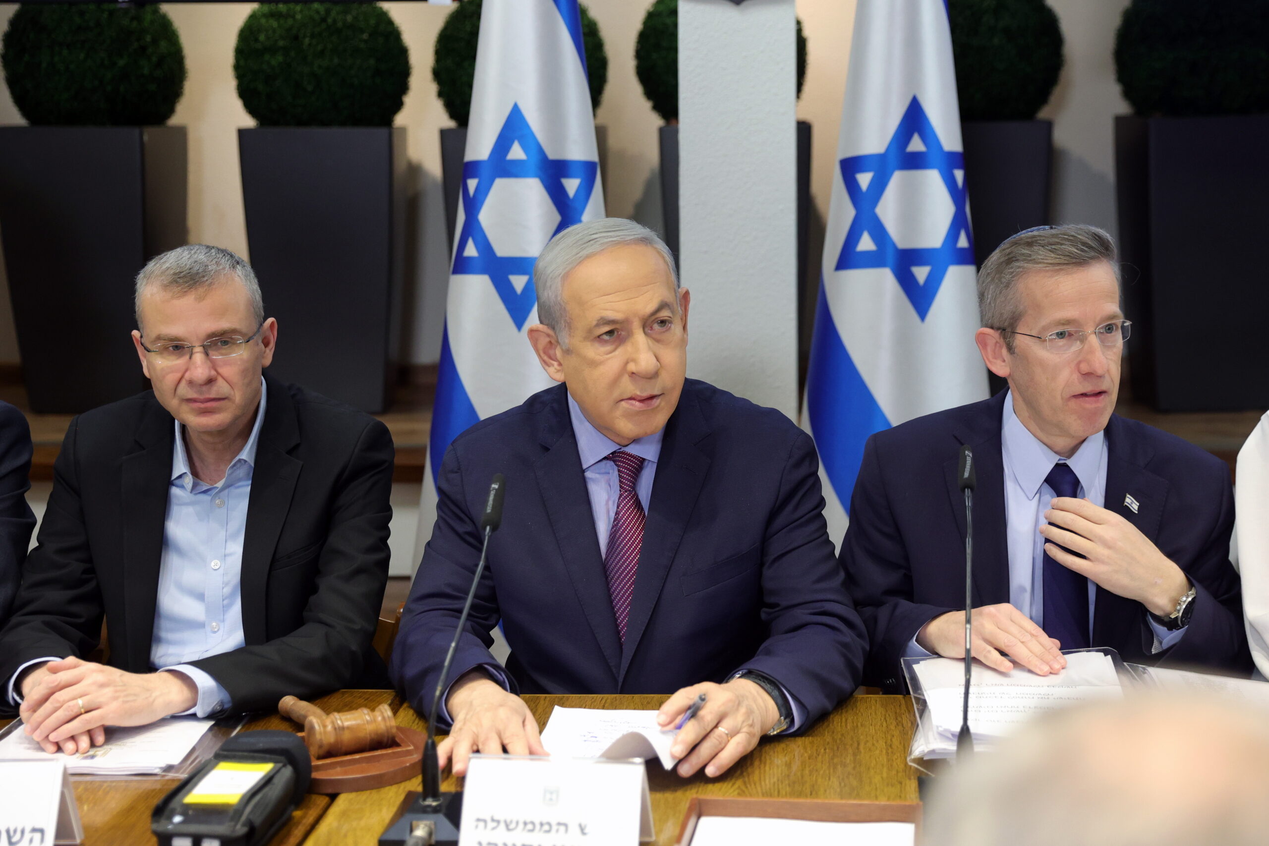 epa11050147 Israeli Prime Minister Benjamin Netanyahu (C) attends the weekly cabinet meeting at the the Kirya military base in Tel Aviv, Israel, 31 December 2023.  EPA/ABIR SULTAN / POOL