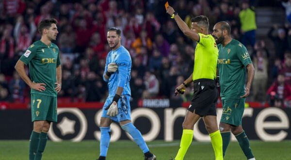 epa11055556 Cadiz's midfielder Ruben Sobrino (L) is ejected after being shown a red card by referee Juan Luis Pulido Santana during the LaLiga soccer match between Granada and Cadiz, Granada, southern Spain, 03 January 2024.  EPA/Miguel Angel Molina SOBRINO