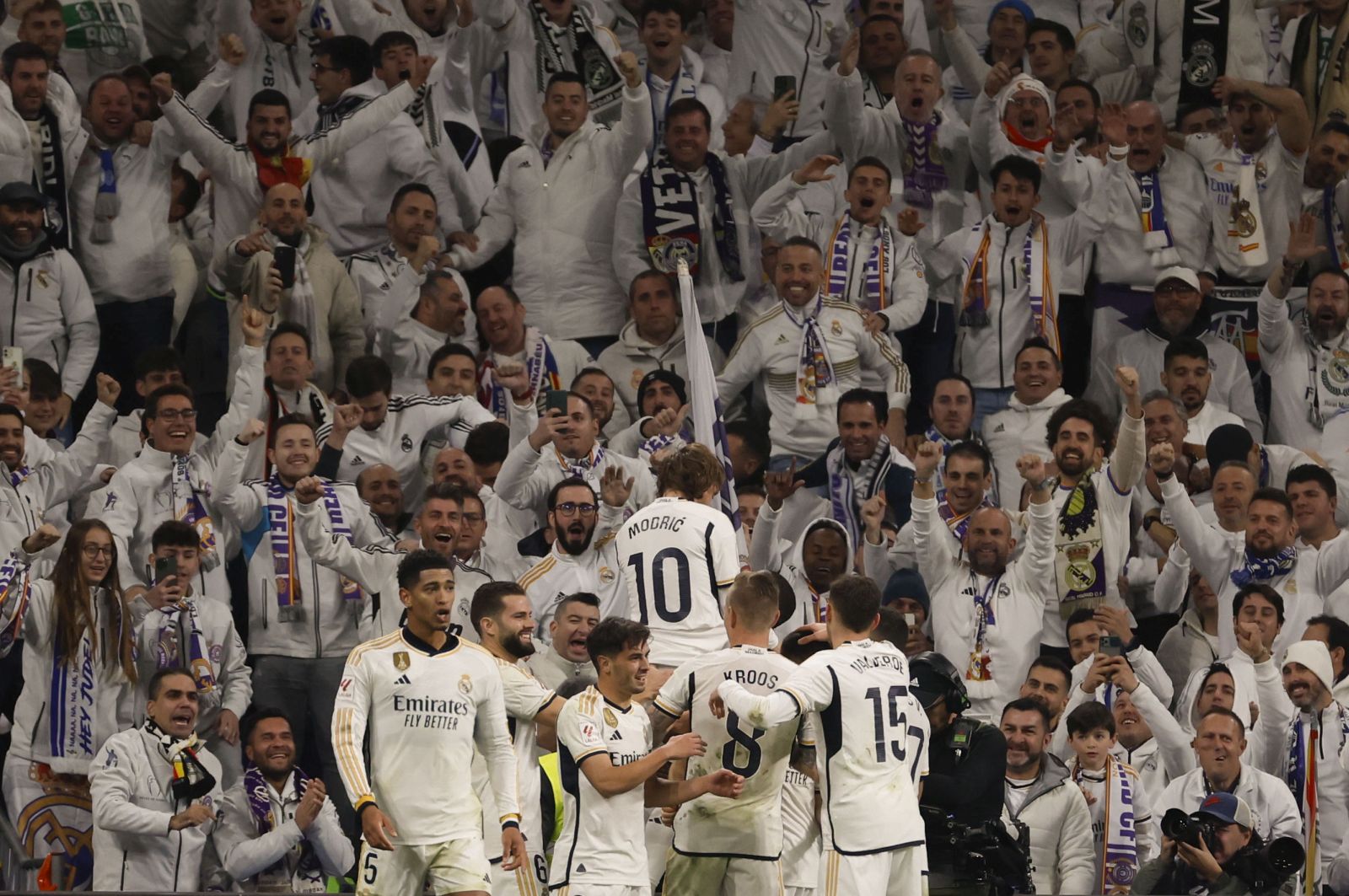epaselect epa11035149 Real Madrid's Luka Modric (C) celebrates with his teammates after scoring the 4-1 goal during the Spanish LaLiga soccer match between Real Madrid and Villarreal CF, in Madrid, Spain, 17 December 2023.  EPA/Daniel Gonzalez