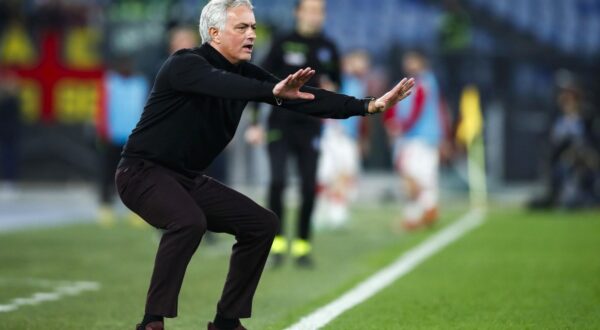 epa11055948 Roma's coach Jose Mourinho gestures during the Coppa Italia round of 16 soccer match between AS Roma and US Cremonese, in Rome, Italy, 03 January 2024.  EPA/ANGELO CARCONI