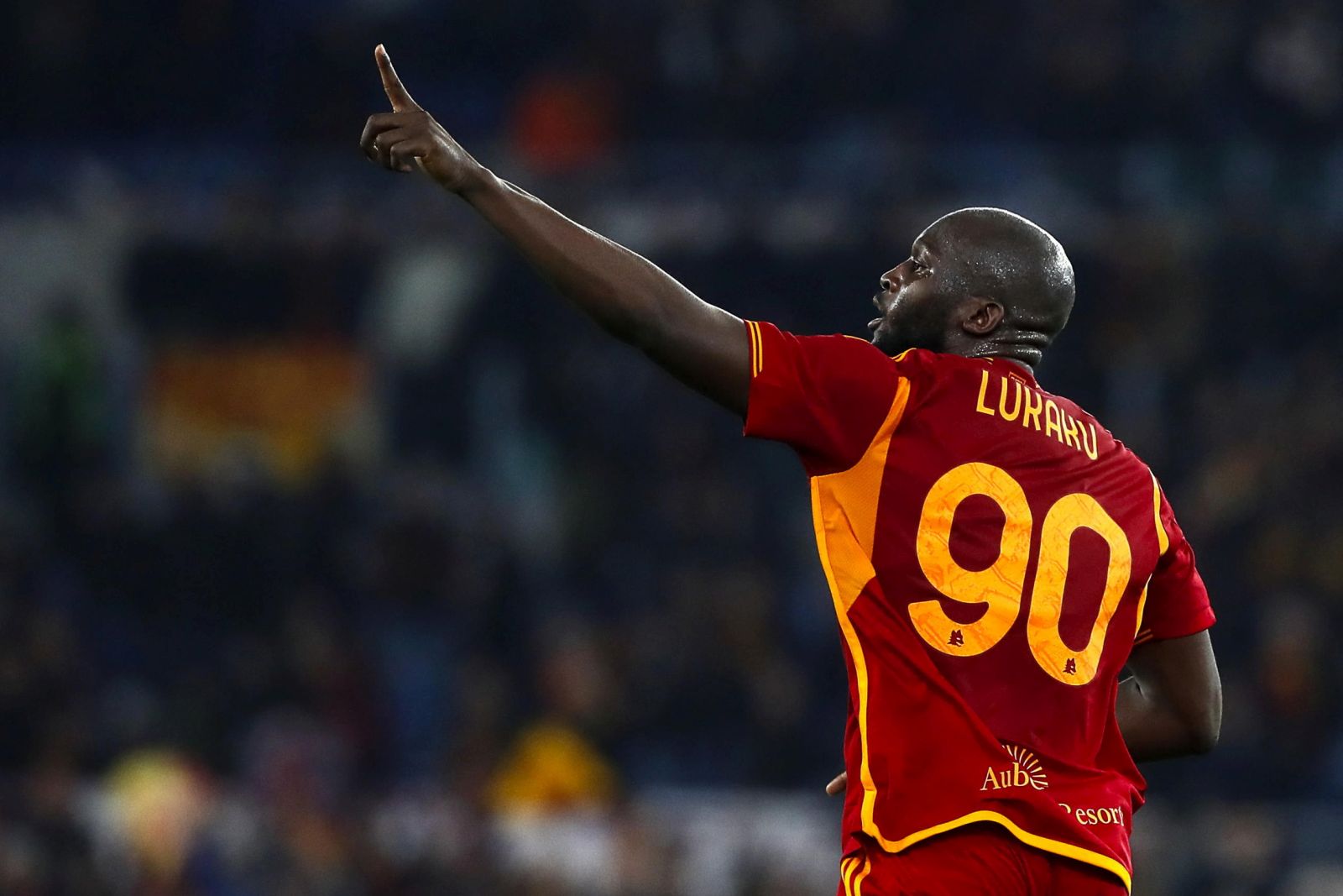 epa11055953 Roma's Romelu Lukaku celebrates after scoring the 1-1 goal during the Coppa Italia round of 16 soccer match between AS Roma and US Cremonese, in Rome, Italy, 03 January 2024.  EPA/ANGELO CARCONI