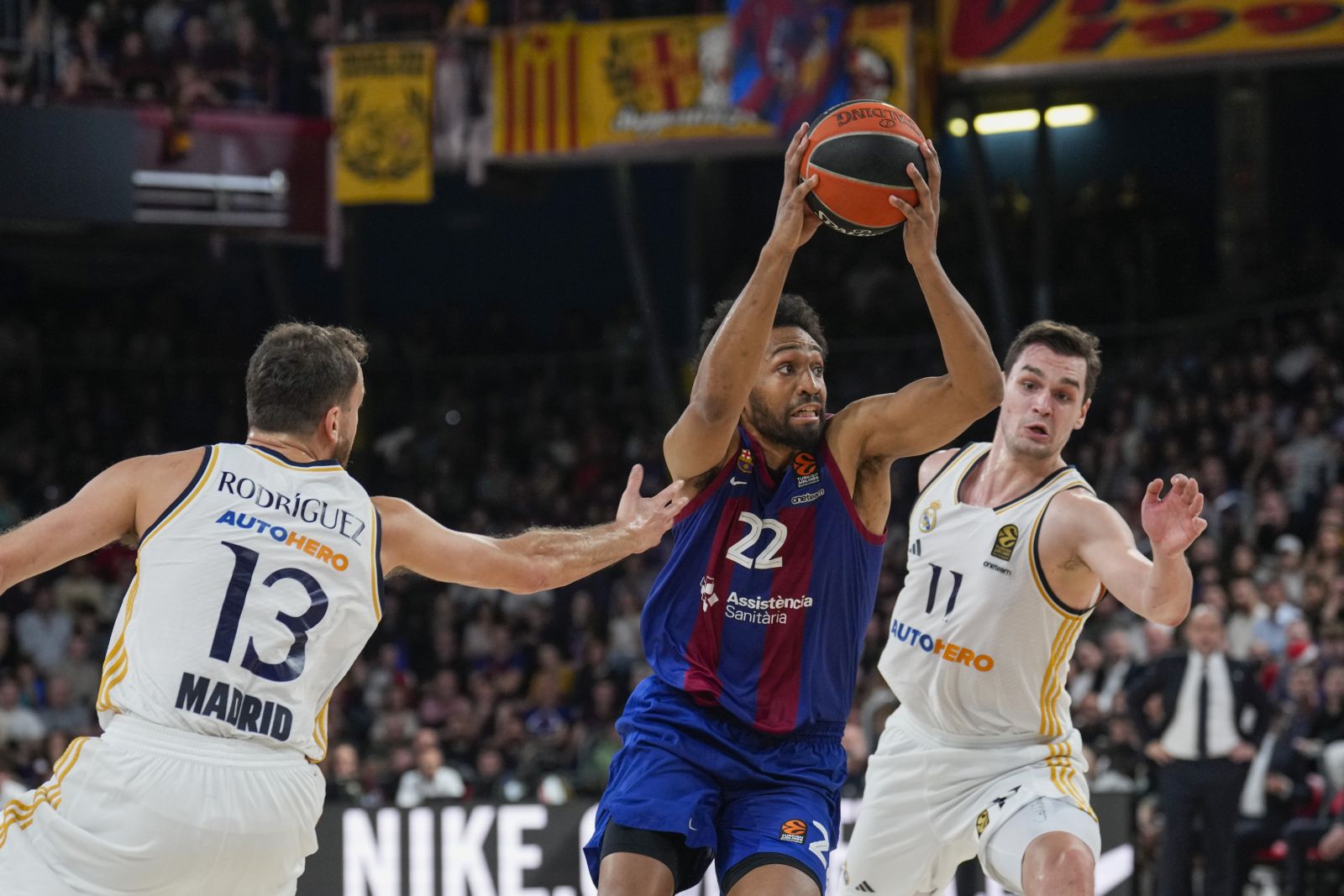 epa11055827 Barca's Jabari Parker (C) in action against Real Madrid´s Chacho Rodriguez (L) and Mario Hezonja (R) during the EuroLeague basketball match between Barcelona and Real Madrid, in Barcelona, Spain, 03 January 2024.  EPA/Alejandro Garcia