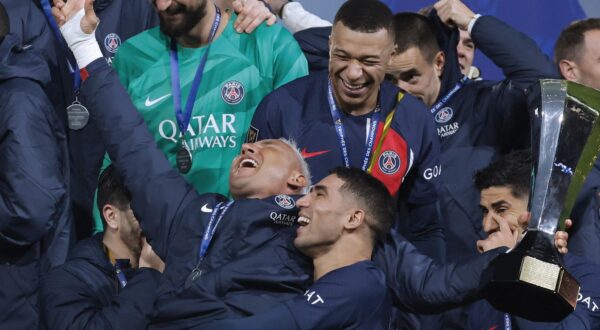 epa11055984 Paris Saint Germain's goalkeeper Keylor Navas (L), Kylian Mbappe (C), and Achraf Hakimi (C-R) celebrate after winning the French Supercup Trophee Des Champions match between PSG and Toulouse in Paris, France, 03 January 2024.  EPA/TERESA SUAREZ