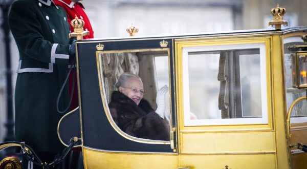 epa11056488 Denmark's Queen Margrethe is escorted by the Gardehusar Regiment's Horseskort in the gold carriage from Christian IX's Palace, Amalienborg to Christiansborg Palace for the New Year's reception, in Copenhagen, Denmark, 04 January 2024.  EPA/EMIL NICOLAI HELMS  DENMARK OUT