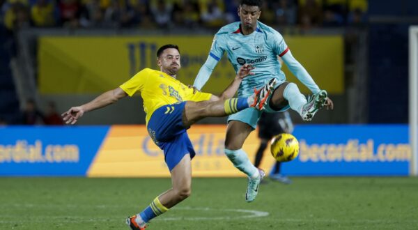 epa11057666 UD Las Palmas' Javier Munoz (L) in action against FC Barcelona's Alejandro Balde (R) during the Spanish LaLiga soccer match between UD Las Palmas and FC Barcelona at Gran Canaria stadium in Canary Islands, Spain, 04 January 2024.  EPA/Quique Curbelo