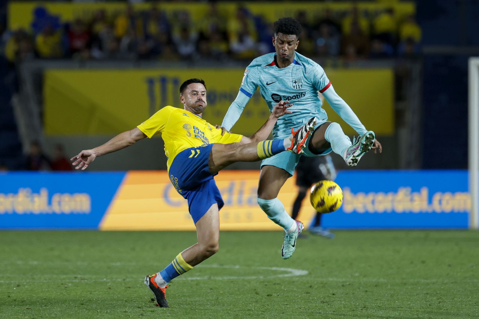 epa11057666 UD Las Palmas' Javier Munoz (L) in action against FC Barcelona's Alejandro Balde (R) during the Spanish LaLiga soccer match between UD Las Palmas and FC Barcelona at Gran Canaria stadium in Canary Islands, Spain, 04 January 2024.  EPA/Quique Curbelo