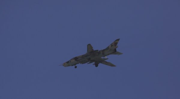 epa11058102 A Houthi-operated Sukhoi Su-22M4 aircraft flies over Sana'a, Yemen, 05 January 2024. The top Houthi leader, Abdul-Malik Al-Houthi, has vowed vengeance for the US Navy attack on three boats in the Red Sea on 31 December 2023, killing 10 Houthi fighters while trying to hijack the Danish container vessel Maersk Hangzhou. Yemen's Houthis have vowed to keep up attacks on Israeli-bound ships and prevent them from navigating in the Red Sea and the Bab al-Mandab Strait in retaliation for Israel's airstrikes on the Gaza Strip, according to Houthi military spokesman Yahya Sarea. The US Department of Defense announced on 18 December 2023, a multinational operation to safeguard trade and protect ships in the Red Sea amid the recent escalation in Houthi attacks originating from Yemen.  EPA/YAHYA ARHAB