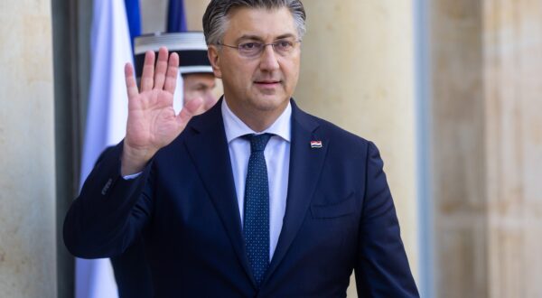 epa11058832 Croatia's Prime Minister Andrej Plenkovic, arrives at the Elysee palace during the national tribute to late French former European Commission President Jacques Delors in Paris, France, 05 January 2024. The former European Commission President and architect of the modern EU has died at age 98 on 27 December 2023.  EPA/CHRISTOPHE PETIT TESSON