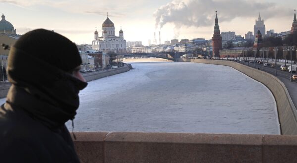 epa11059242 A man walks outside the Kremlin during a cold weather in Moscow, Russia, 05 January 2024. The air temperatures dropped to about minus 27 degrees Celsius in the Russian capital. An extreme cold wave hits Europe with temperatures reaching nearly minus 40 degrees Celsius in some parts of the continent.  EPA/MAXIM SHIPENKOV