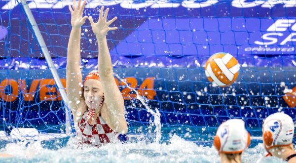 epa11059471 Goalkeeper Latica Medvesek of Croatia concedes a goal during the LEN Women's European Water Polo Championship group A match between the Netherlands and Croatia in Eindhoven, Netherlands, 05 January 2024.  EPA/Sem van der Wal