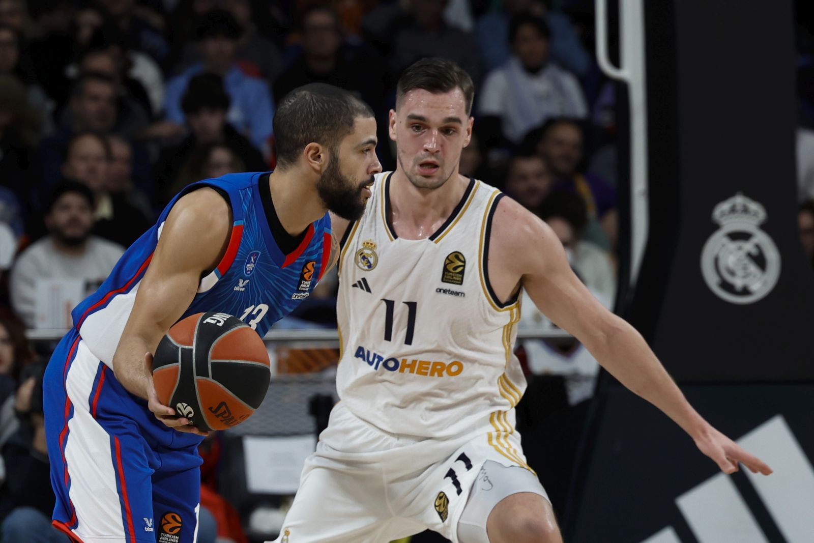 epa11059549 Real Madrid's Mario Hezonja (R) in action against Efes' Darius Thompson (L) during the Euroleague basketball match between Real Madrid and Anadolu Efes, in Madrid, Spain, 05 January 2024.  EPA/Javier Lizon