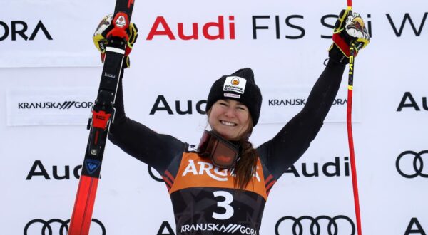 epa11060751 Valerie Grenier of Canada celebrates winning the Women's Giant Slalom race at the FIS Alpine Skiing World Cup in Kranjska Gora, Slovenia, 06 January 2024.  EPA/ANTONIO BAT