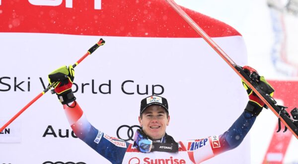 epa11060858 Third placed Filip Zubcic of Croatia celebrates on the podium for the Men's Giant Slalom race at the FIS Alpine Skiing World Cup in Adelboden, Switzerland, 06 January 2024.  EPA/ANTHONY ANEX