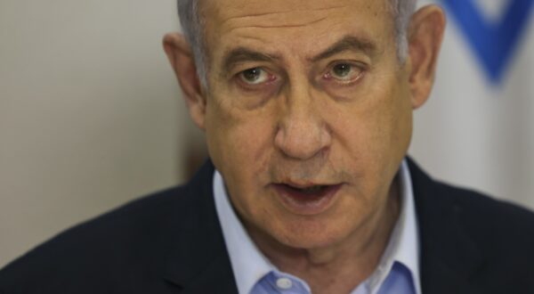 epa11062029 Israeli Prime Minister Benjamin Netanyahu convenes the weekly cabinet meeting at the Defence Ministry in Tel Aviv, Israel, 07 January 2024.  EPA/RONEN ZVULUN / POOL