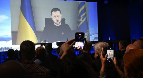 epa11062303 Ukrainian President Volodymyr Zelensky makes the opening speech via video conference at the Society and Defense National Conference in Salen, Sweden, 07 January 2023.  EPA/PONTUS LUNDAHL  SWEDEN OUT