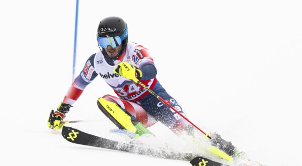 epa11062348 Istok Rodes of Croatia in action during the second run of the men's slalom race at the FIS Alpine Skiing World Cup in Adelboden, Switzerland, 07 January 2024.  EPA/ANTHONY ANEX