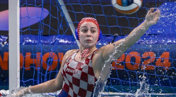 epa11063043 Goalie Latica Medvesek of Croatia in action during the LEN Women's European Water Polo Championships match Hungary vs Croatia in Eindhoven, the Netherlands, 07 January 2024.  EPA/Zsolt Szigetvary HUNGARY OUT