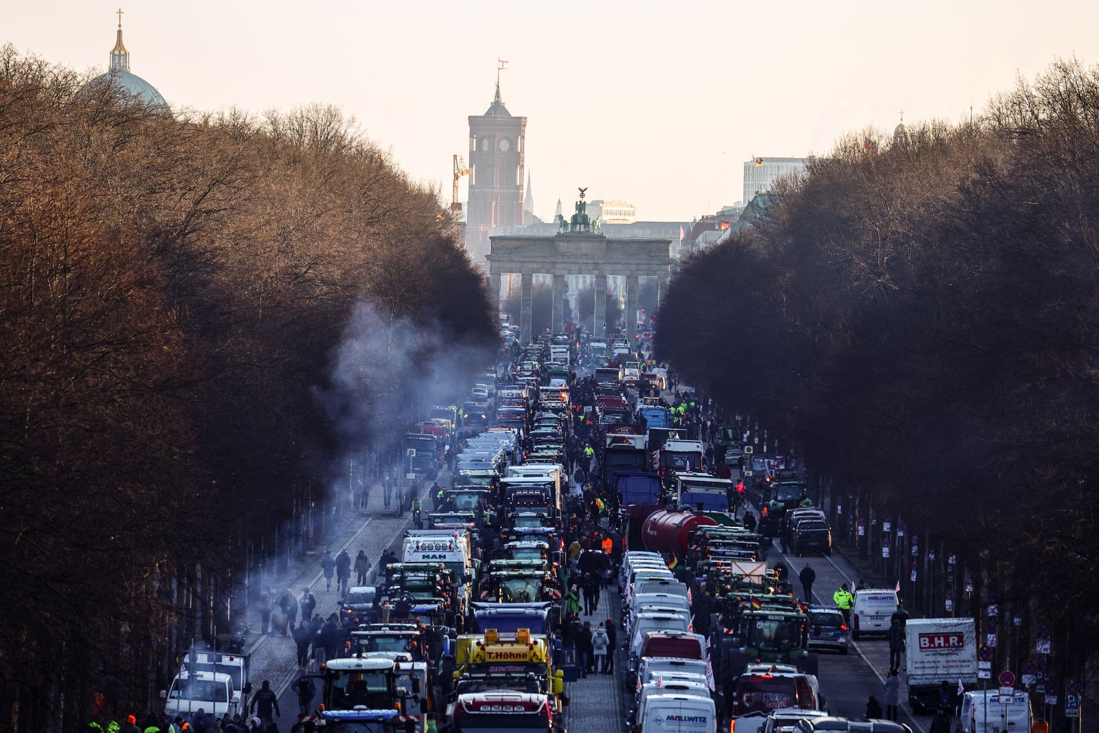 epa11064159 Farmers vehicles block 17 Juni Street during a nationwide farmers' strike, in Berlin, Germany, 08 January 2024. Farmers went on strike nationwide in Germany, in protest against the federal government's agricultural policy.  EPA/Filip Singer