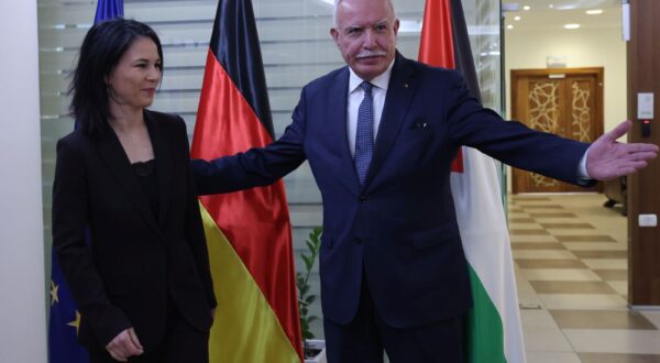 epa11064219 Palestinian Foreign Minister Reyad al-Maleki (R) welcomes his German counterpart Annalena Baerbock (L) for a meeting dirong her visit to the West Bank town of Ramallah, 08 January 2024. Baerbock also visited Israel on her currently trip to the Middle East.  EPA/ALAA BADARNEH