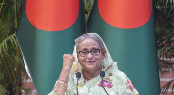 epaselect epa11064419 Bangladesh Prime Minister and Awami League President Sheikh Hasina addressing a meeting with foreign observers and journalists at the Prime Minister’s resident at Gono Bhaban in Dhaka, Bangladesh, 08 January, 2024. Bangladesh’s governing party, the Awami League, won the 12th Parliamentary elections, giving its Prime Minister Sheikh Hasina a fourth consecutive term.  EPA/MONIRUL ALAM