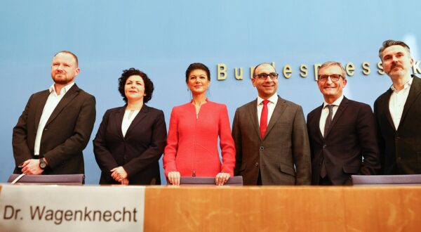 epa11064435 Sahra Wagenknecht (C) poses with her team prior to the founding press conference of her new party Alliance Sahra Wagenknecht (BSW) in Berlin, Germany, 08 January 2024.  EPA/FILIP SINGER