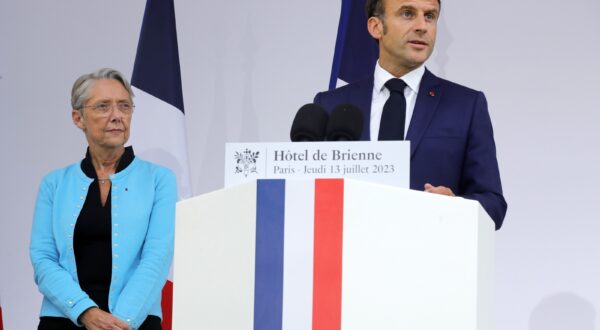 epa11064821 (FILE) - French President Emmanuel Macron (R) flanked by Prime Minister Elisabeth Borne (L) delivers his speech to military staff on the eve of Bastille Day, at the Defense Minister's residence in Paris, France, 13 July 2023 (reissued 08 January 2024). French Prime Minister Elisabeth Borne presented her resignation on 08 January 2024 to French President Emmanuel Macron, who accepted it, the French government announced in a statement.  EPA/TERESA SUAREZ