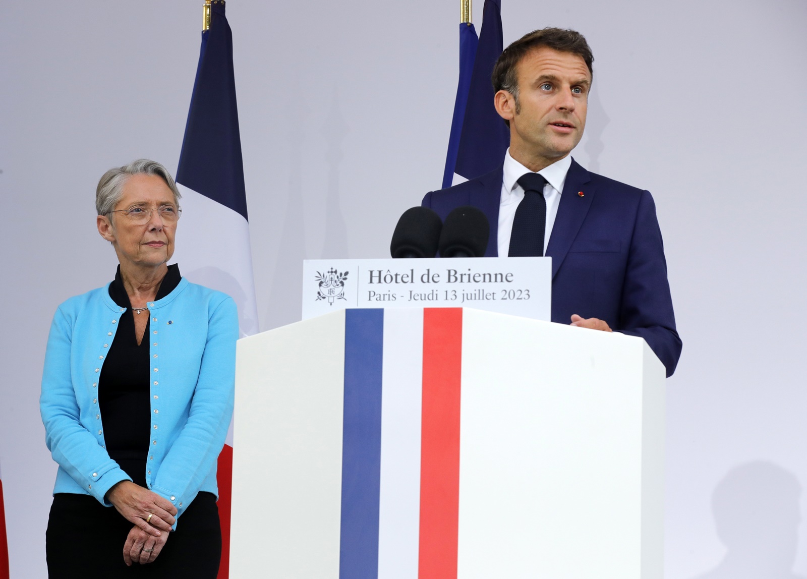 epa11064821 (FILE) - French President Emmanuel Macron (R) flanked by Prime Minister Elisabeth Borne (L) delivers his speech to military staff on the eve of Bastille Day, at the Defense Minister's residence in Paris, France, 13 July 2023 (reissued 08 January 2024). French Prime Minister Elisabeth Borne presented her resignation on 08 January 2024 to French President Emmanuel Macron, who accepted it, the French government announced in a statement.  EPA/TERESA SUAREZ