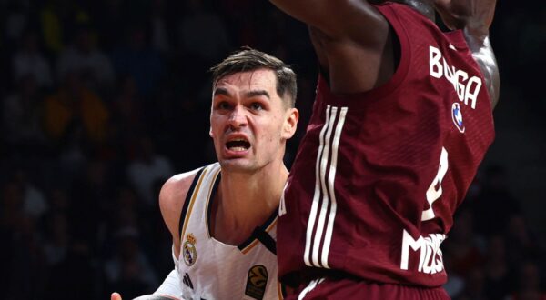 epa11066399 Real Madrid's Mario Hezonja (L) in action against Munich’s Isaac Bonga (R) during the Euroleague Basketball match between Bayern Munich and Real Madrid in Munich, Germany, 09 January 2024.  EPA/ANNA SZILAGYI