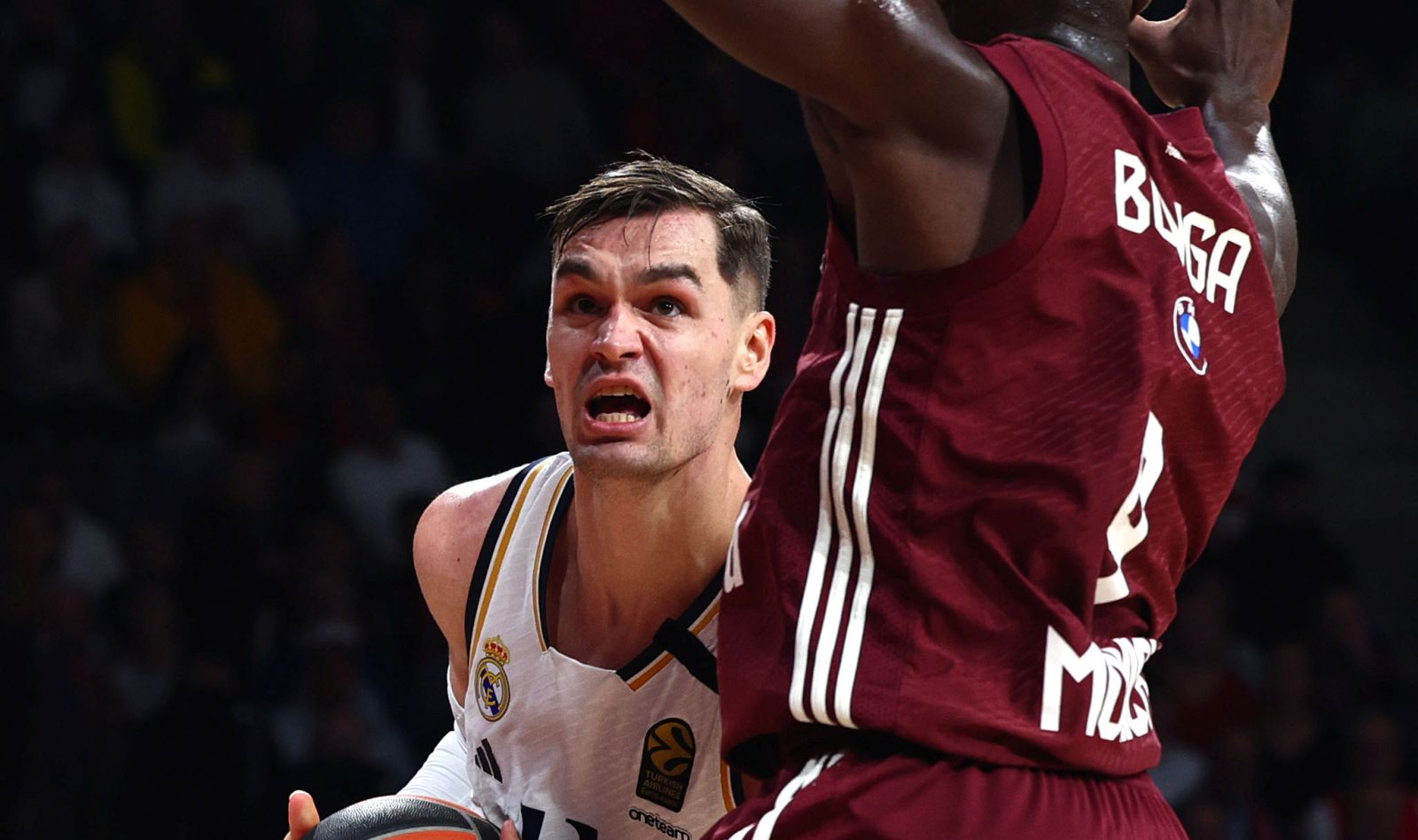 epa11066399 Real Madrid's Mario Hezonja (L) in action against Munich’s Isaac Bonga (R) during the Euroleague Basketball match between Bayern Munich and Real Madrid in Munich, Germany, 09 January 2024.  EPA/ANNA SZILAGYI