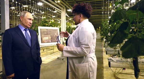 epa11067113 Russian President Vladimir Putin (L) and entrepreneur Natalya Makatrova talk during a visit to the year-round greenhouse complex 'Makatrov Family Farm' in Anadyr, Chukotka region, Russia, 10 January 2024. Putin arrived on a working trip to Chukotka for the first time during his presidency.  EPA/GAVRIIL GRIGOROV/SPUTNIK/KREMLIN / POOL MANDATORY CREDIT