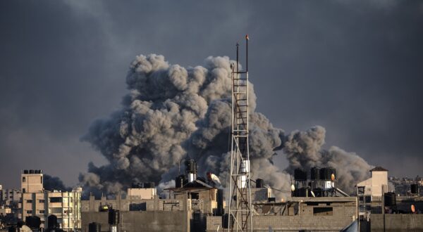 epa11067715 Smoke rises following Israeli air strikes in Khan Yunis, southern Gaza Strip, 10 Jan 2024. More than 22,800 Palestinians and at least 1,300 Israelis have been killed, according to the Palestinian Health Ministry and the Israel Defense Forces (IDF), since Hamas militants launched an attack against Israel from the Gaza Strip on 07 October, and the Israeli operations in Gaza and the West Bank which followed it.  EPA/HAITHAM IMAD