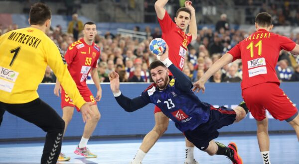 epa11067839 France's Ludovic Fabregas (C) in action against North Macedonia's goalkeeper Nikola Mitrevski (L) during the Men's EHF EURO 2024 Handball preliminary round group A match between France and North Macedonia in Duesseldorf, Germany, 10 January 2024.  EPA/Christopher Neundorf