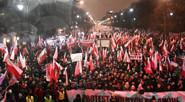 epa11069783 People protest during a demonstration organized by the opposition party Law and Justice under the slogan "Protest of Free Poles" in front of the seat of the Polish Parliament in Warsaw, Poland 11 January 2024. Opposition politicians have expressed their outrage over the detention of two MPs from the Law and Justice party who have been arrested by police officers at the Presidential Palace on 09 January evening and convicted of abuse of power.  EPA/Radek Pietruszka POLAND OUT
