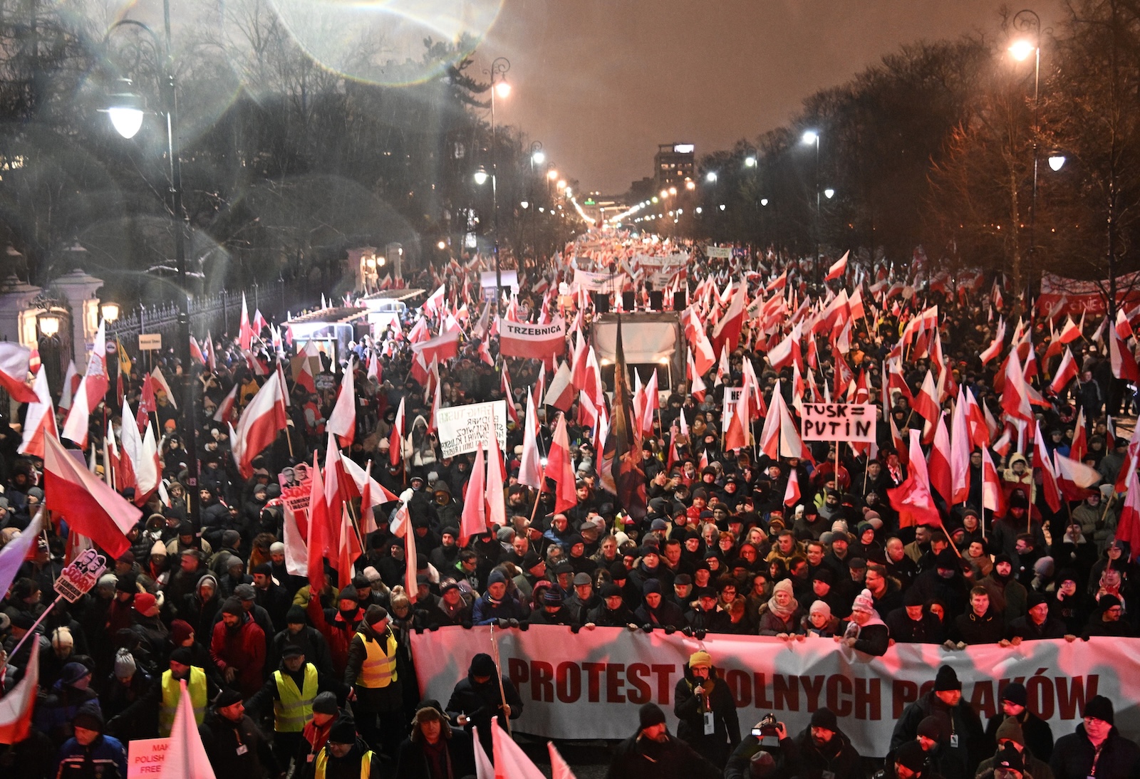 epa11069783 People protest during a demonstration organized by the opposition party Law and Justice under the slogan "Protest of Free Poles" in front of the seat of the Polish Parliament in Warsaw, Poland 11 January 2024. Opposition politicians have expressed their outrage over the detention of two MPs from the Law and Justice party who have been arrested by police officers at the Presidential Palace on 09 January evening and convicted of abuse of power.  EPA/Radek Pietruszka POLAND OUT