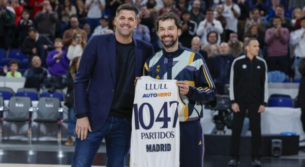 epa11070106 Real Madrid's Sergio Llull poses with a jersey with the number of the 1047 matches he has played to break the record of the player with most games with the club ahead of the Euroleague basketball match between Real Madrid and Valencia Basket, in Madrid, Spain, 11 January 2024.  EPA/JUANJO MARTIN