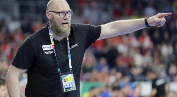 epa11072117 Austria's head coach Ales Pajovic reacts during the EHF Men's EURO 2024 Group B handball match between Austria and Romania in Mannheim, Germany, 12 January 2024.  EPA/RONALD WITTEK