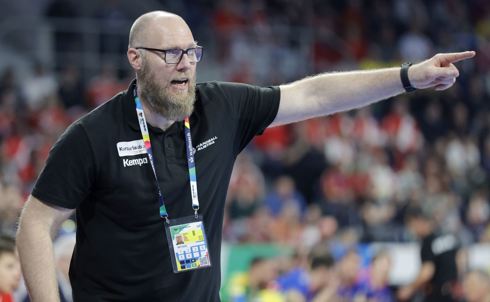 epa11072117 Austria's head coach Ales Pajovic reacts during the EHF Men's EURO 2024 Group B handball match between Austria and Romania in Mannheim, Germany, 12 January 2024.  EPA/RONALD WITTEK