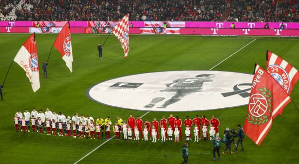 epa11072224 Players and spectators hold a minute of silence for former German soccer legend Franz Beckenbauer prior the German Bundesliga soccer match between FC Bayern Munich and Hoffenheim in Munich, Germany, 12 January 2024. Beckenbauer passed away on 07 January 2024 at the age of 78.  EPA/ANNA SZILAGYI CONDITIONS - ATTENTION: The DFL regulations prohibit any use of photographs as image sequences and/or quasi-video.