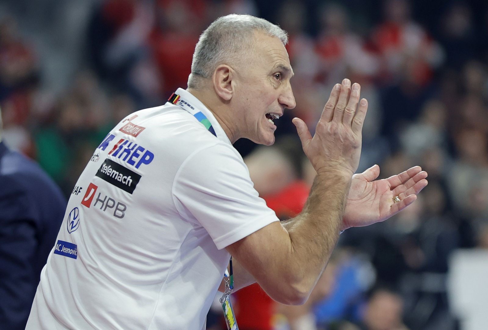 epa11072279 Croatia's head coach Ghoran Perkovac reacts during the EHF Men's EURO 2024 Group B handball match between Spain and Croatia in Mannheim, Germany, 12 January 2024.  EPA/RONALD WITTEK