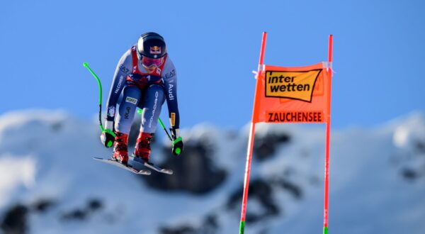 epa11073278 Sofia Goggia of Italy competes in the Women's Downhill race at the FIS Alpine Skiing World Cup in Zauchensee, Austria, 13 January 2024.  EPA/CHRISTIAN BRUNA